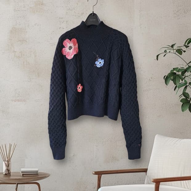 타미힐피거 네이비 플라워 자수 꽈배기 모크넥 크롭 여성 니트 스웨터 55