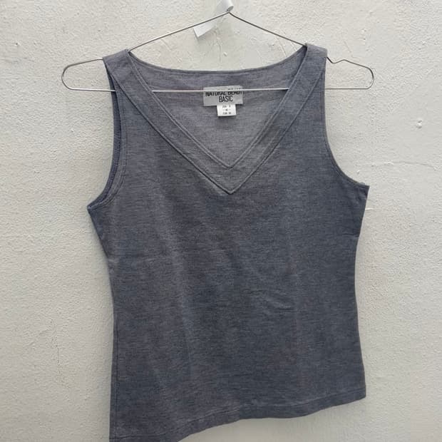 브이넥 슬리브리스