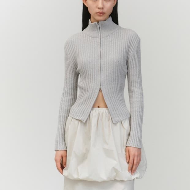 아모멘토 RIBBED HIGH NECK CARDIGAN 그레이