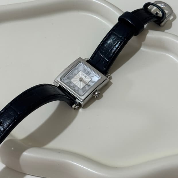 펜디 정품 뉴콰드로 여성 손목 시계 실버 은장 블랙 가죽