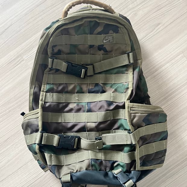 나이키 SB 우드랜드 카모 백팩