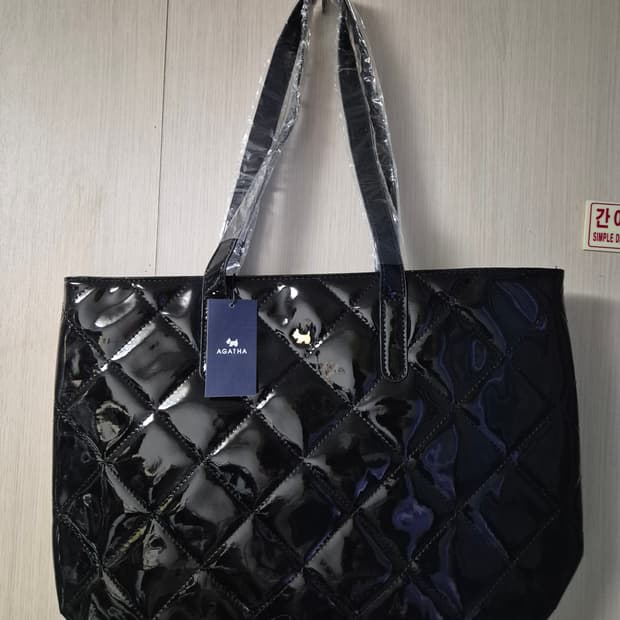 아가타(AGATHA)퀼팅 애나멜 토트 쇼퍼백