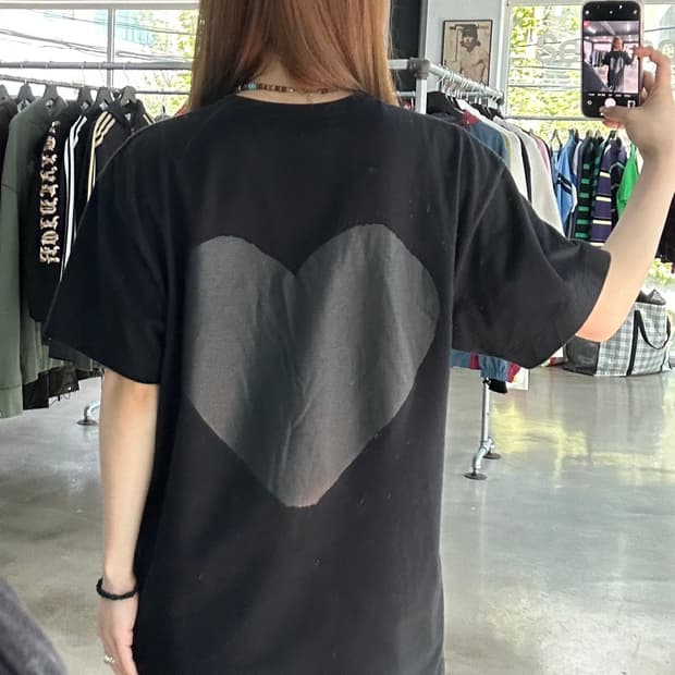 꼼데가르송 빅 백로고 플레이 하트 반팔티