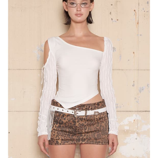 힐다 Cut Out Wave Sleeve Top [White]