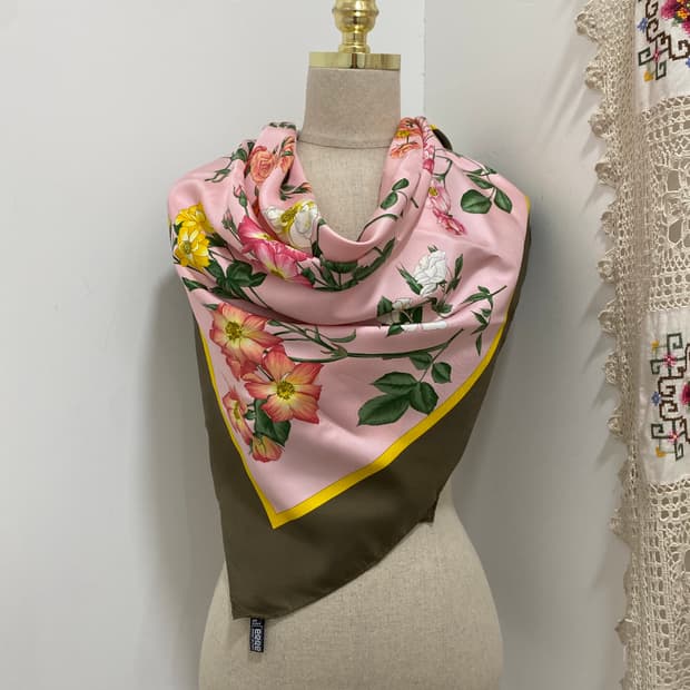 Valentino 플라워 실크 스카프