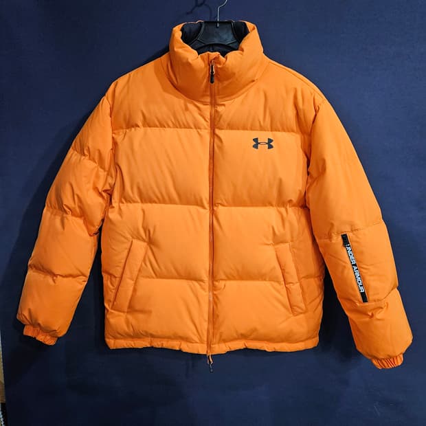 언더아머 오렌지 남성 세미오버핏 100 덕다운 패딩 