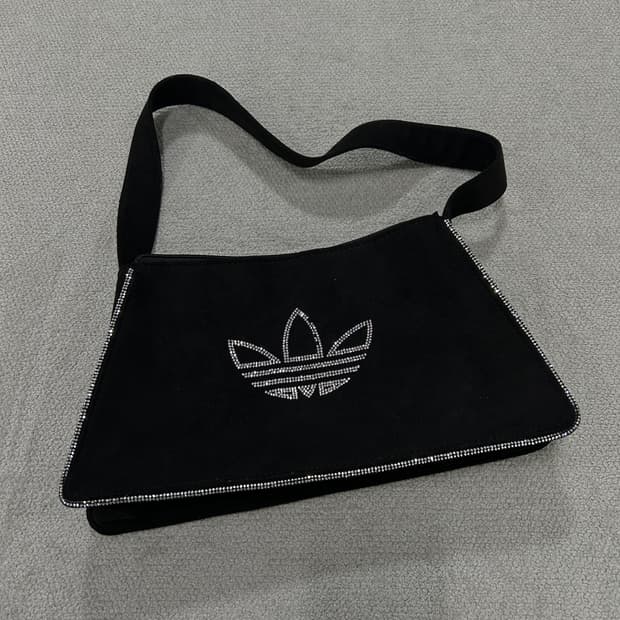 아디다스 블랙 스웨이드 라인스톤 숄더백