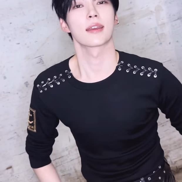 발망 아일렛 레이스업 니트 L 사이즈 구매합니다