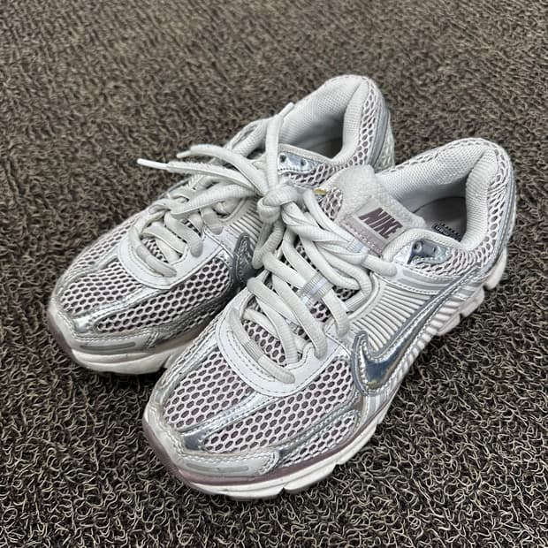 NIKE 나이키 줌 보메로 5 그레이 메탈릭 실버 운동화 240