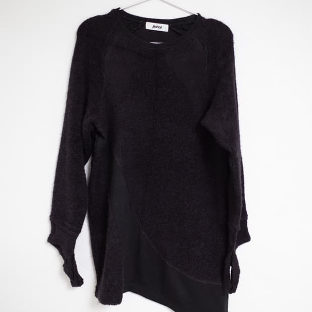 지초이 CURVED RAGLAN SWEATER