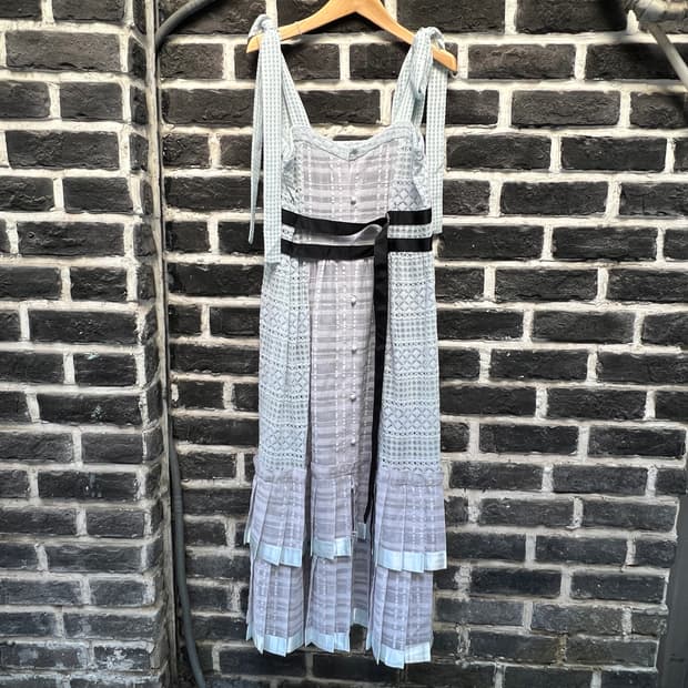 rurumu: 레이스업 플리츠 원피스