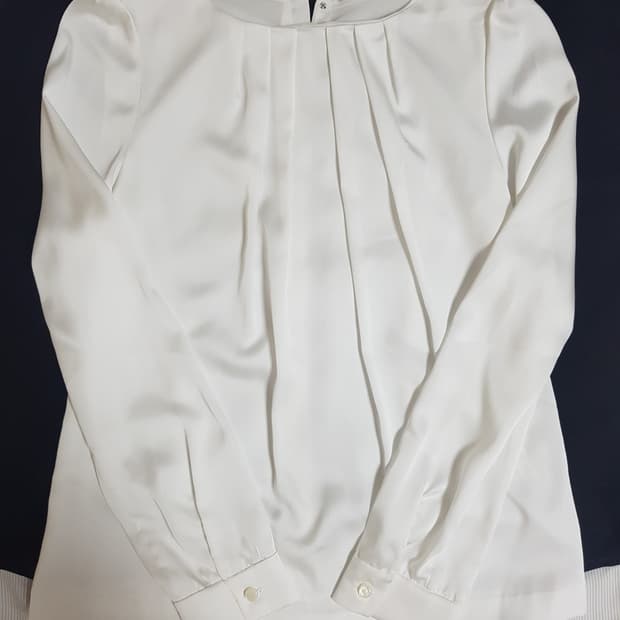 온앤온 화이트 블라우스