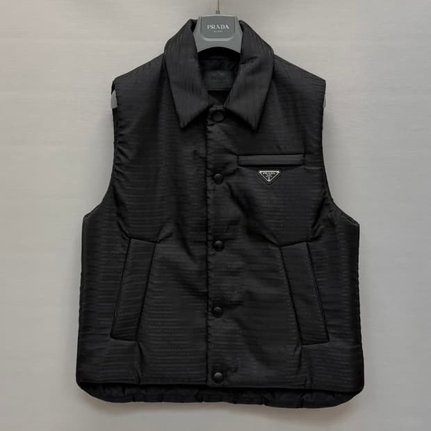 프라다 삼각로고 로고 패턴 리나일론 패딩 조끼 ( 100~105 )