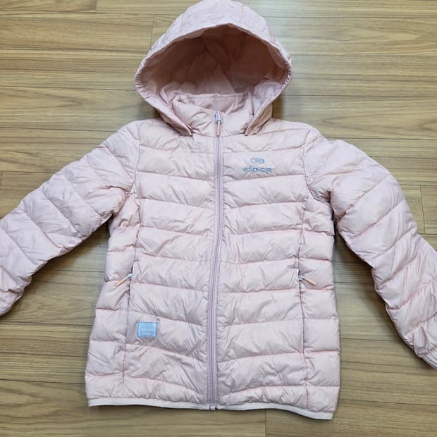 아이더 키즈 핑크색 경량 패딩 145사이즈입니다. 스타일 번호는 JUW이