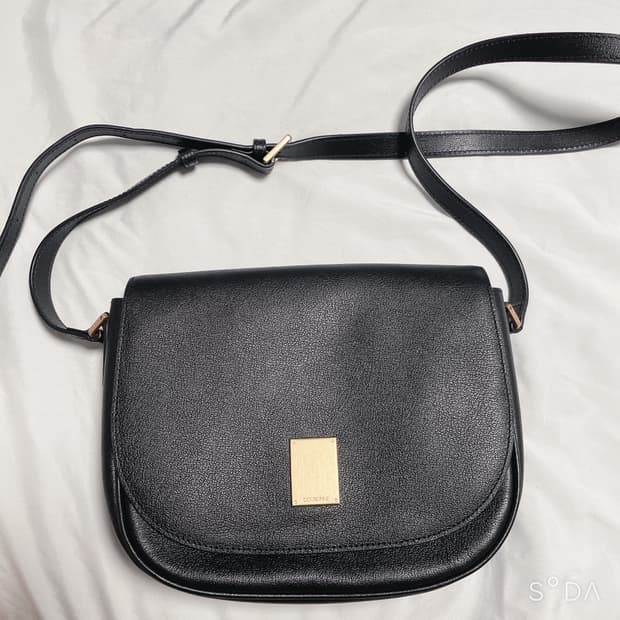 쿠론 반달 크로스백 블랙