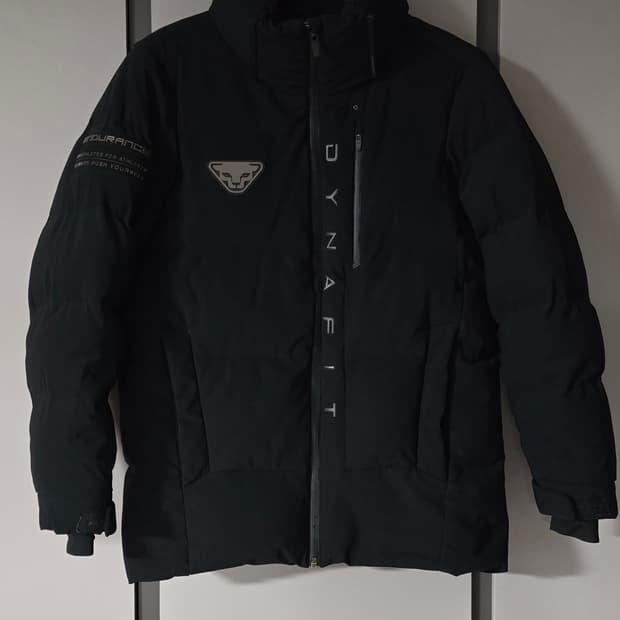 다이나핏 카본 엑스 구스다운 패딩.

싸이즈 s 90~95.  남녀공용