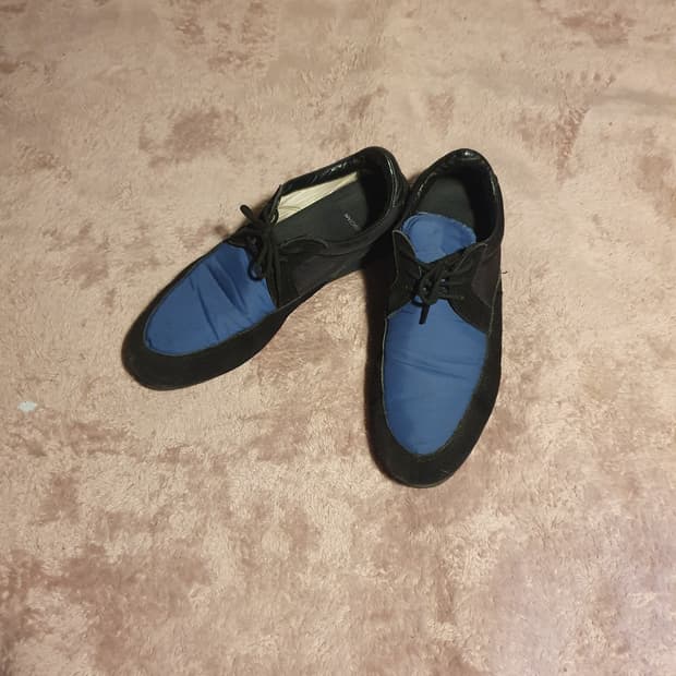 Lad musician plat shoes