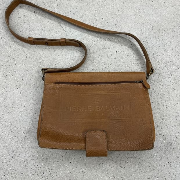 피에르 발망 90s 레더 플랩 크로스백