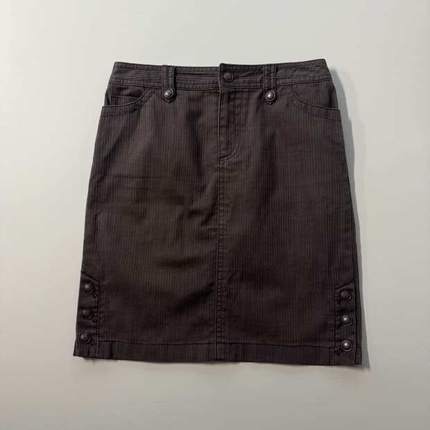 사이드 버튼 디테일 스커트