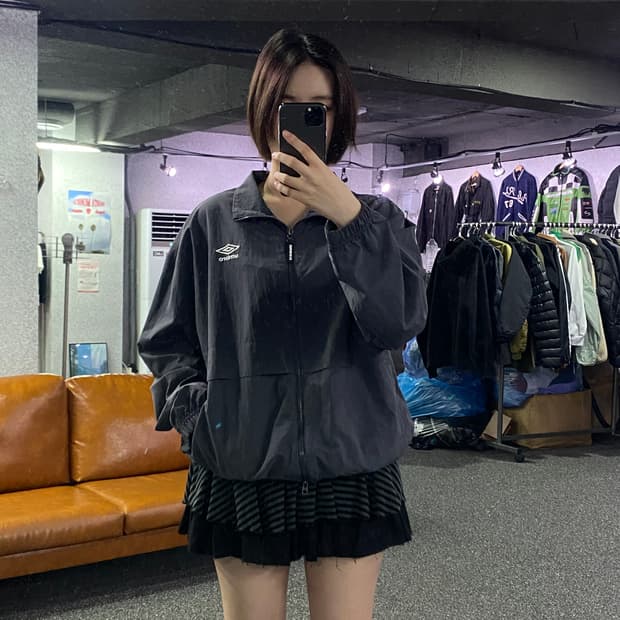 엄브로 스펠아웃 빅로고 블랙 우븐 바람막이 B2787