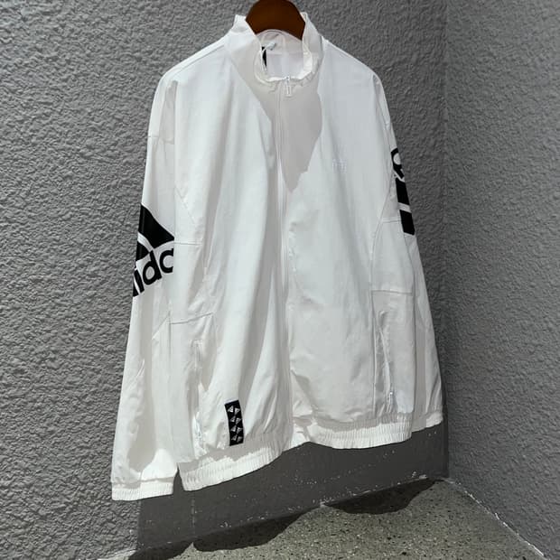 아디다스 암 로고 바람막이
