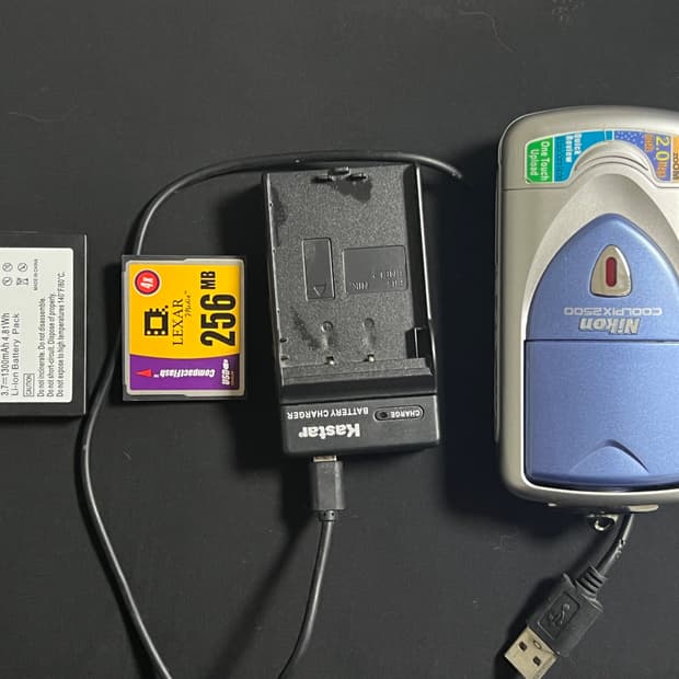 니콘 쿨픽스 2500 카메라+배터리,충전기+메모리카드 (작례o)