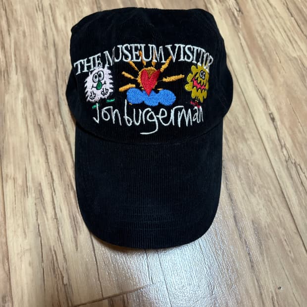 더뮤지엄비지터 모자