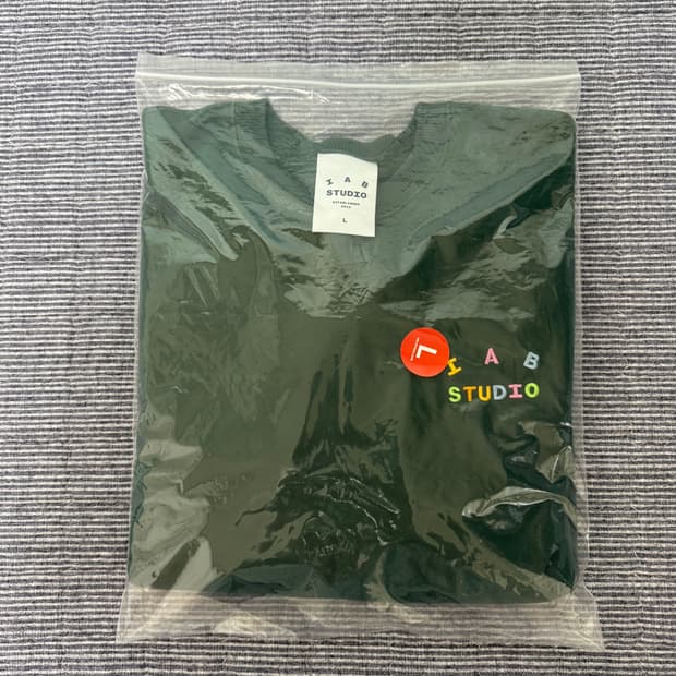 아이앱 스튜디오 아이앱 자수 스웨트셔츠 그린