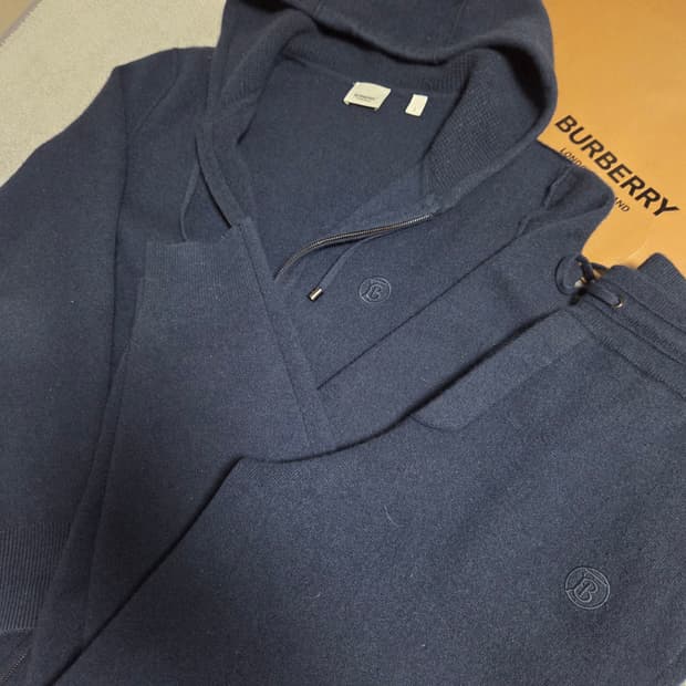 [정품] 버버리 TB 로고 케시미어 니트 셋업