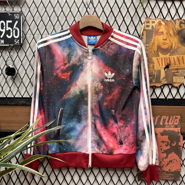 아디다스 오리지널 갤럭시 프린팅 트랙탑 후면 빅로고 포인트 레드