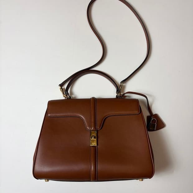 셀린느 클래식 16 백 내추럴 미디움 카프스킨 탠 숄더백 Q1529