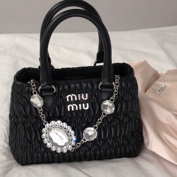 미우미우 크리스탈 핸드백