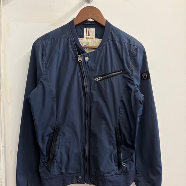 N290. 디젤 사선 디테일 봄버 자켓