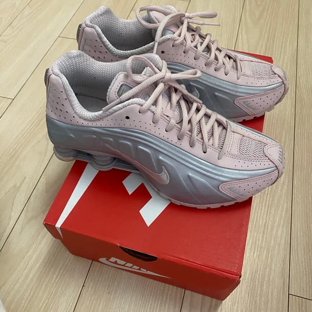 (W) 나이키 샥스 R4 베얼리 로즈 메탈릭 플래티넘