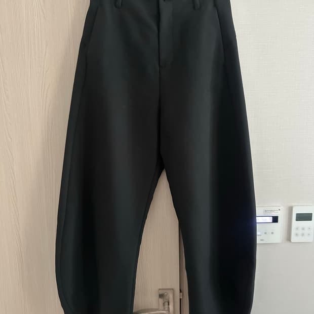 아모멘토 25ss 커브드 실루엣 팬츠 m