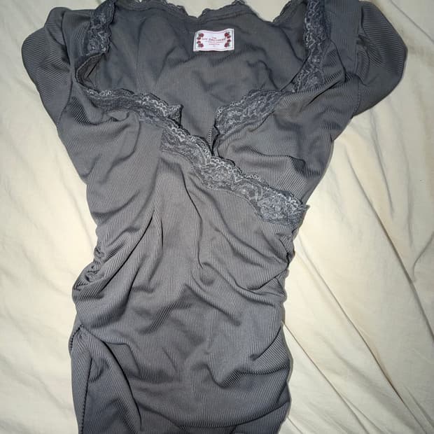 스컬프터 Lace Trim Wrap Tee Charcoal