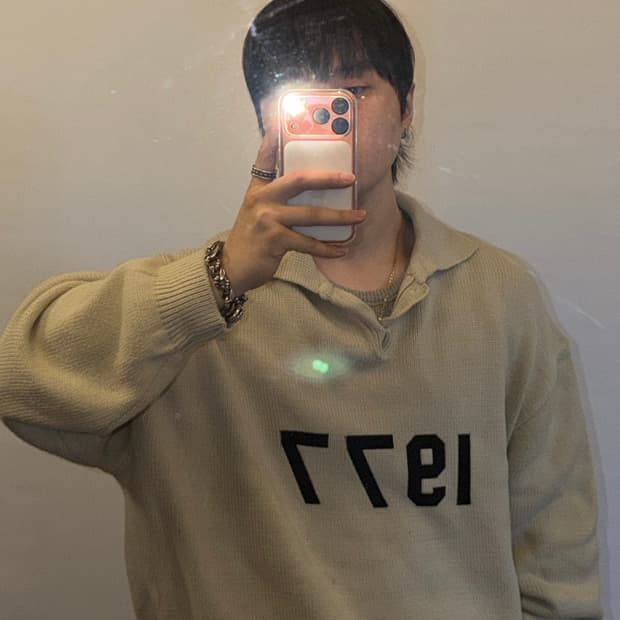 에센셜 1977 카라 니트 