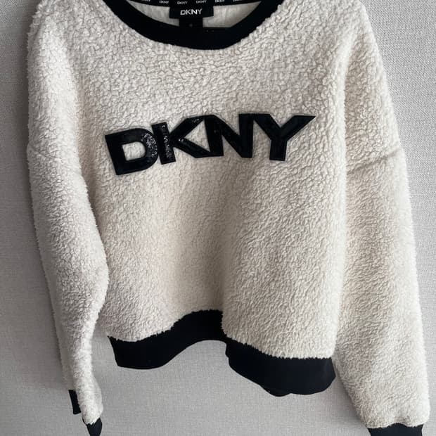 DKNY 셰르파 스웨트셔츠