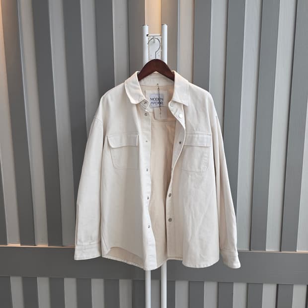 모덴. 화이트셔츠 