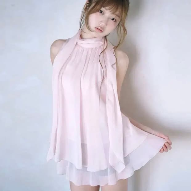 레이즈미야 유이 러플 블라우스