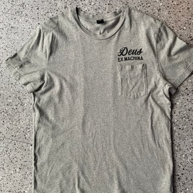 데우스 엑스 마키나 그레이 포켓티