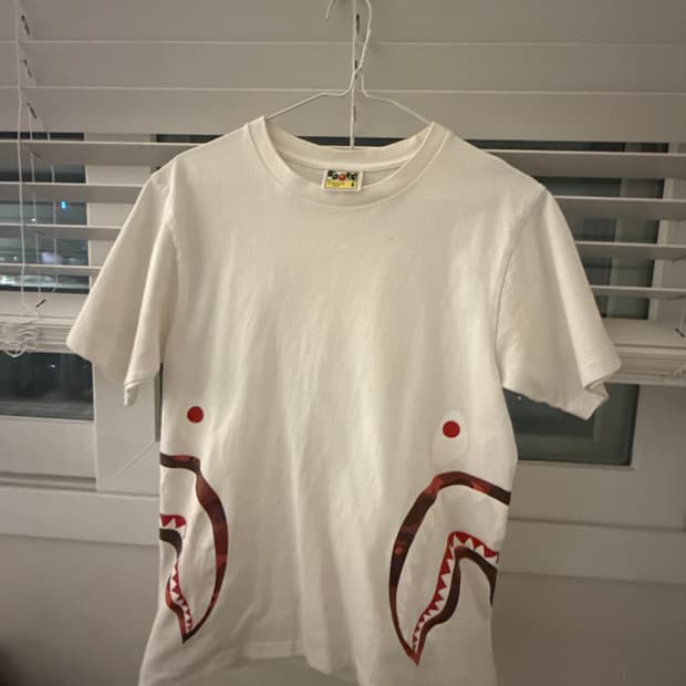 베이프 사이드 샤크 카모 프린팅 반팔