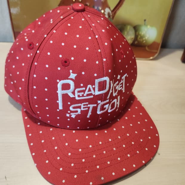 “🍓 레드 도트 캡 / 키치 감성 찜템”