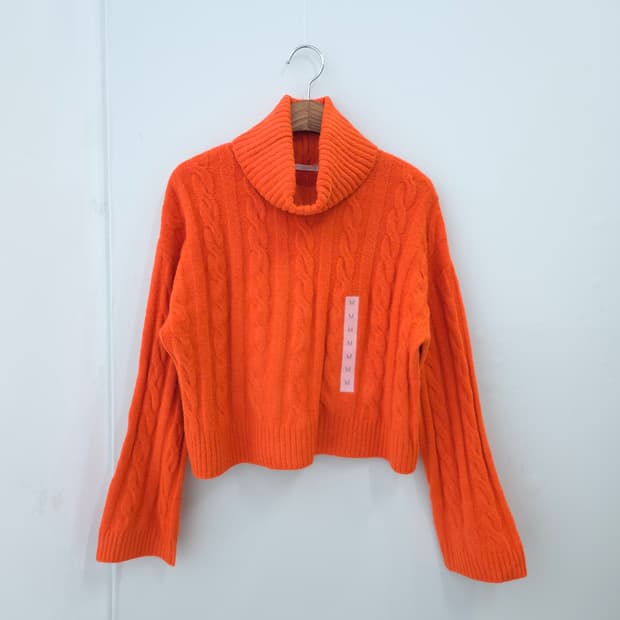 GU 오렌지 크롭 터틀넥 케이블 니트