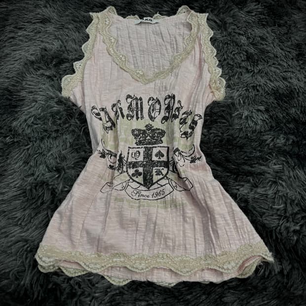 레이스 트리밍 크리운 그래픽 슬리브리스