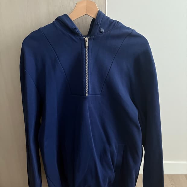 COS 반집업 후드티