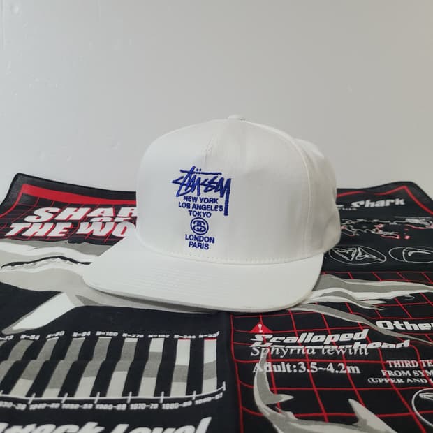 스투시 월드투어 화이트 스냅백 모자