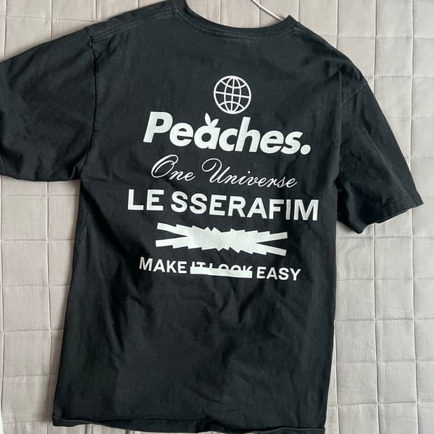 르세라핌 피치스 티셔츠