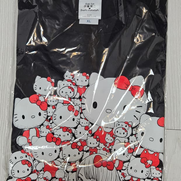 이토준지 x 헬로키티 콜라보 반팔 티셔츠 XL