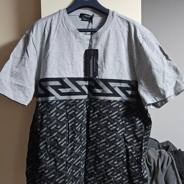 베르사체 반팔티셔츠 블랙 그레이 정품 신품 90만짜리